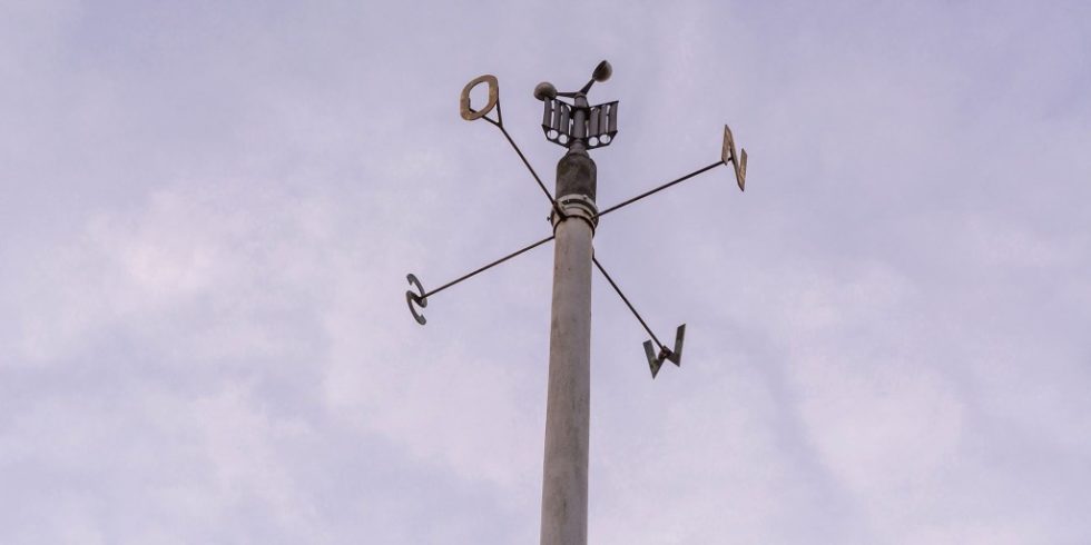 Eine Wetterstation mit Anemometer zeigt die Windstärke an. Diese beeinflusst den NO2-Gehalt. Bild: PantherMedia  / Sabine Thielemann
