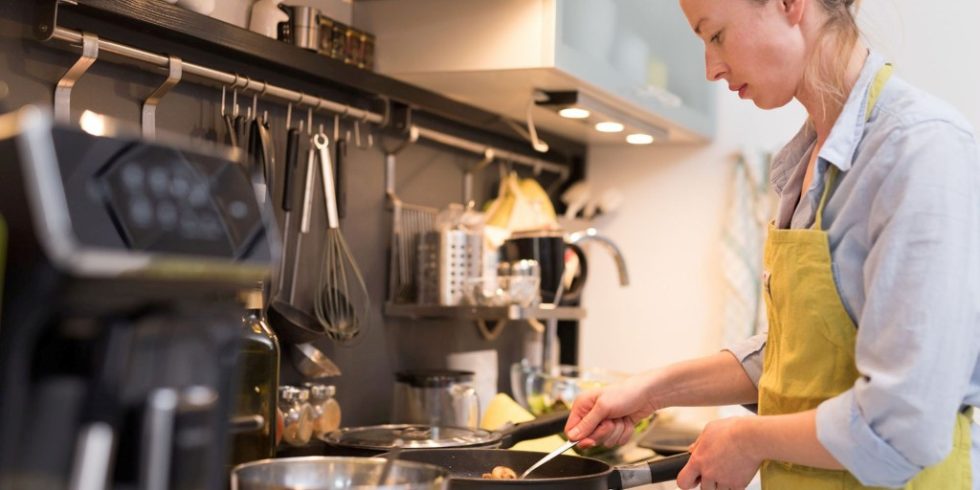 Beim Kochen zu Hause entsteht Feinstaub. Foto: PantherMedia  / matej kastelic 