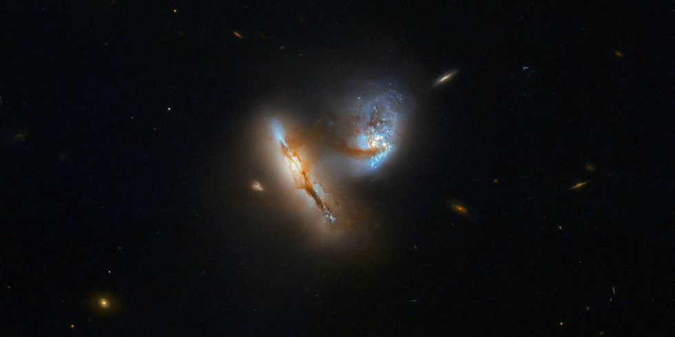 Ein Galaxienduo mit dem Namen UGC 2369 - aufgenommen mit dem Hubble-Teleskop. Das Buch "Sternenwelten" enthält ganz ähnliche Aufnahmen des Weltalls, viele stammen ebenfalls vom Hubble-Teleskop, von der Nasa oder der Esa. Foto: ESA/Hubble & NASA, A. Evans