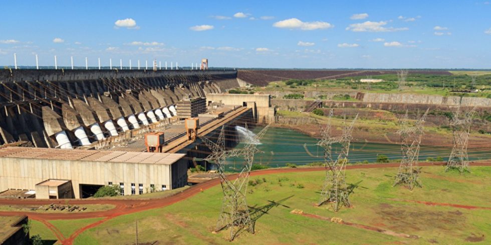 Das Wasserkraftwerk Itaipú am Paraná, einem Grenzfluss zwischen Brasilien und Paraguay. Bild: PantherMedia / jantroyka