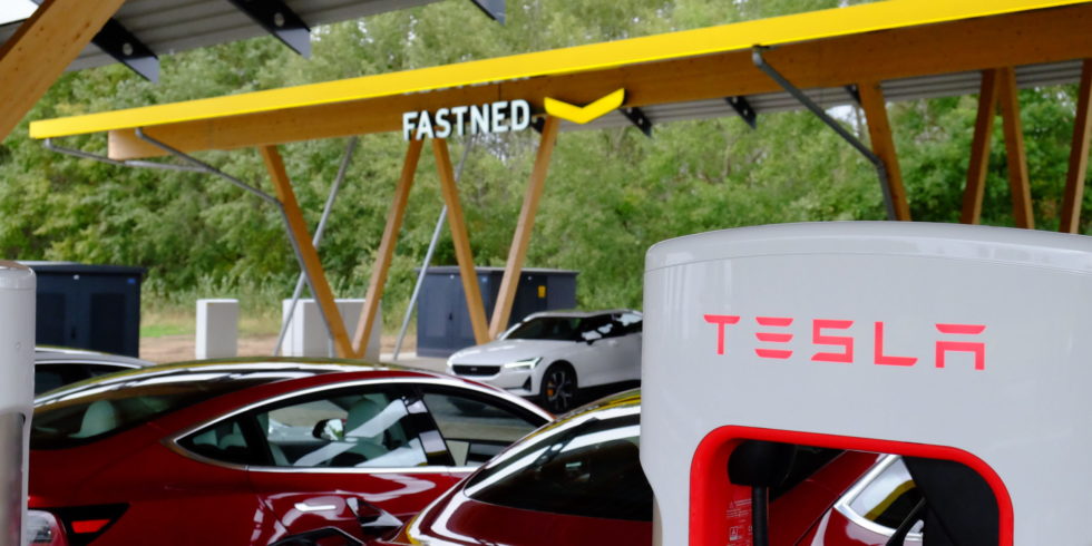 Tesla, Fastned und Seed&Greet eröffnen die größte Schnellladestation Deutschlands in Hilden. Foto: Peter Sieben 