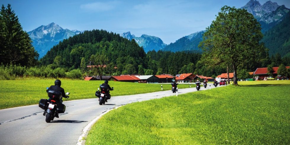 Besonders gerne fahren die Biker durch malerische Landschaften. Manchmal auch mit lärmend röhrendem Motor. Quelle: Panther Media/ Anna Omelchenko