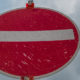 Durchfahrt-verboten-Schild vor wolkigem Himmel
