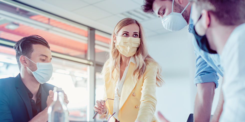 Leute mit Maske im Büro