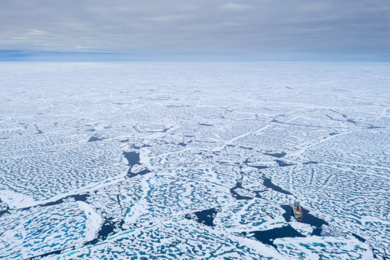 Weiß bis zum Horizont – und noch weit darüber hinaus. Foto: Alfred-Wegener-Institut/Steffen Graupner