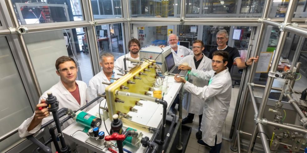 Wollen die an der TU Graz entwickelte "grüne" Redox-Flow-Technologie kommerzialisieren: Dominik Wickenhauser, Dieter Wurm, Stefan Spirk, Wolfgang Bauer, Georg Rudelstorfer, Werner Schlemmer und Wolfgang Zitz (v.l.n.r.) Foto: Lunghammer - TU Graz 