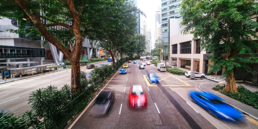 Umgebungslärm entsteht z.B. durch vorbeifahrenden Autoverkehr in der modernen Stadt. Foto: PantherMedia/danilum