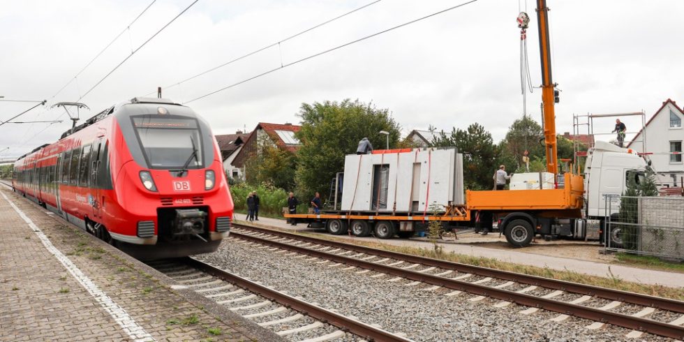 Die Lärmbelastung von bis zu 86 Dezibel hätte das Hausbauprojekt fast zum Scheitern gebracht. Foto: Dennert Massivhaus