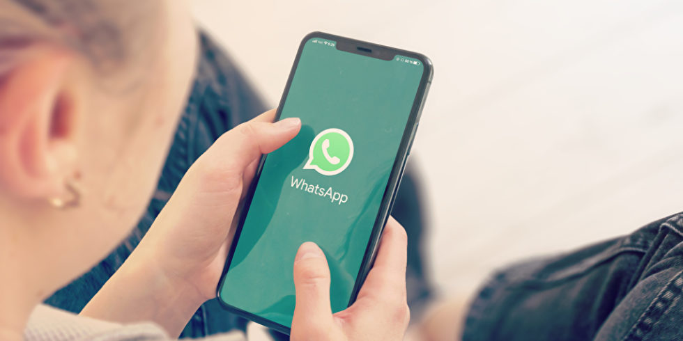 Mädchen nutzt WhatsApp auf dem Handy