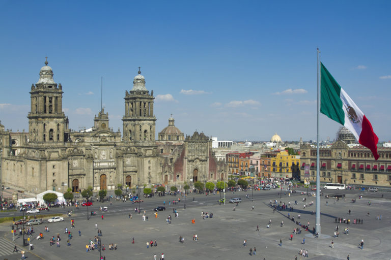  Der zocalo in mexiko-stadt mit der kathedrale und der riesigen fahne im zentrum