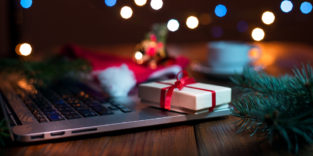 Laptop mit Weihnachtsgeschenk