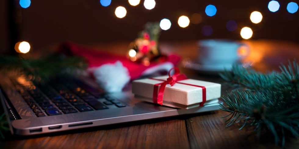 Laptop mit Weihnachtsgeschenk