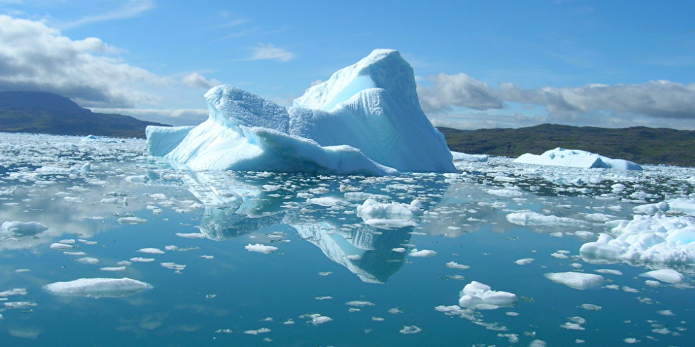 Schmelzende Eisberge an der grönländischen Küste an einem schönen Sommertag.