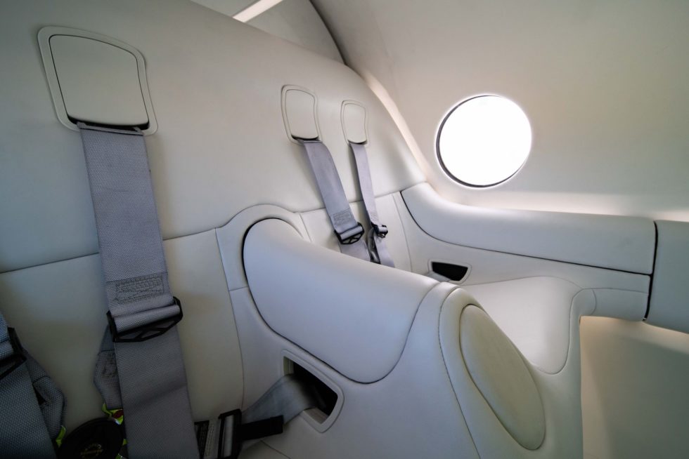 Weißer Sitz in Kapsel