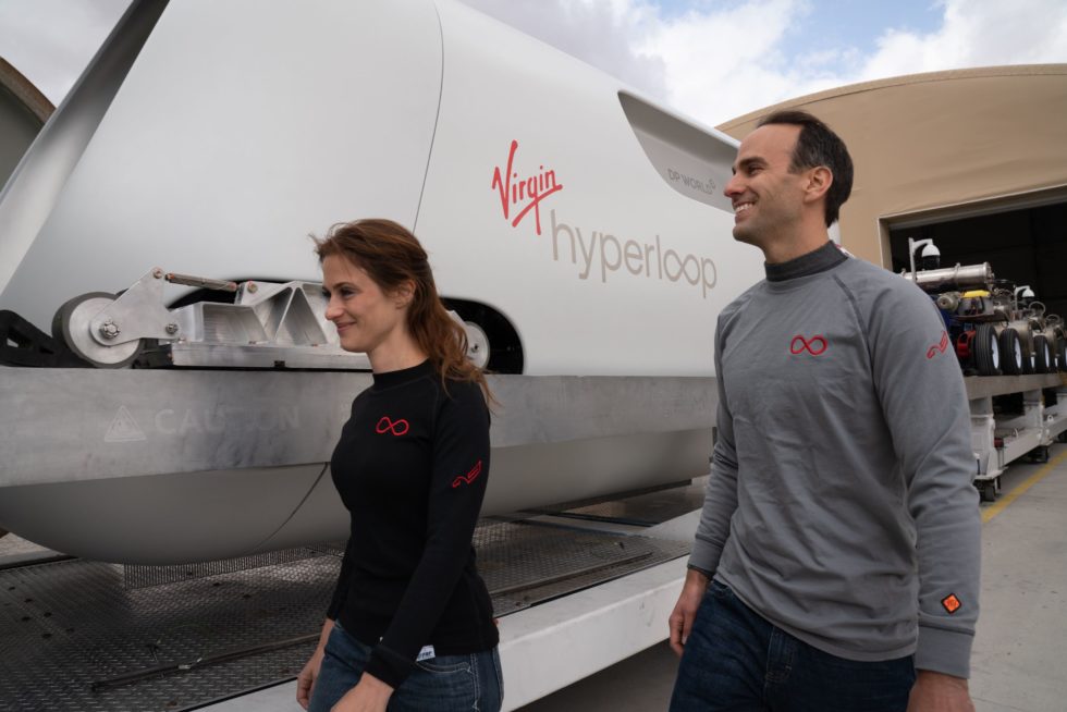 Beide Passagiere gehen zum Hyperloop.