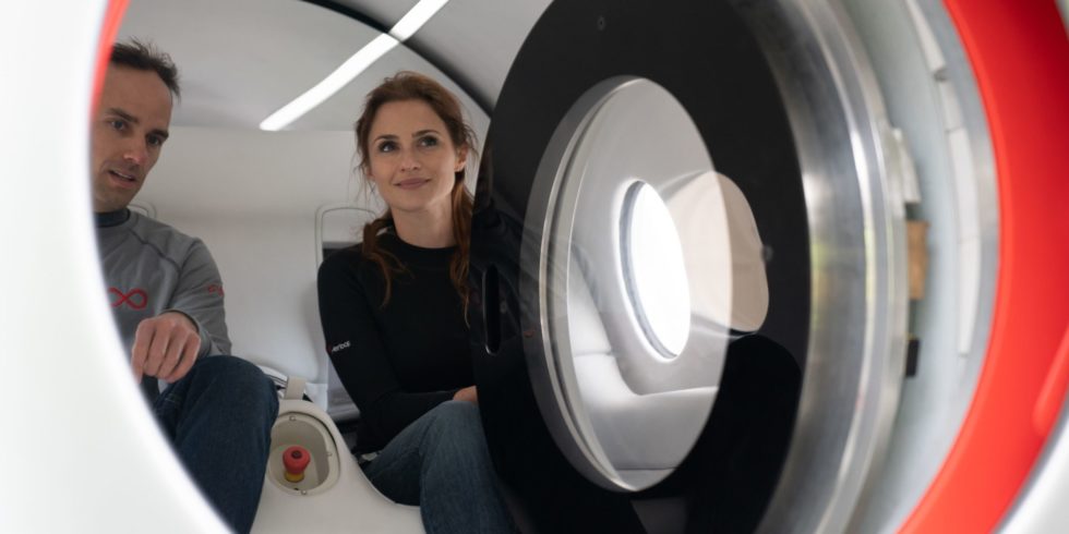 Passagiere im Virgin Hyperloop