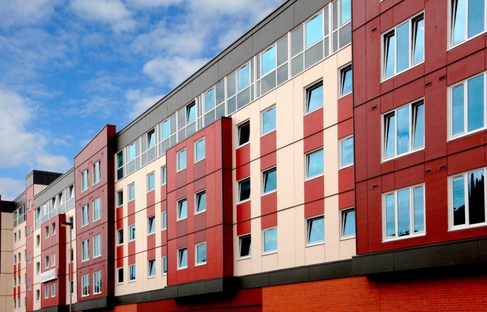 Die großformatigen Fassadenbekleidungen sind auch für die Realisierung von wirtschaftlichen Lösungen im Objektbereich geeignet. Foto: Daniel Hundven Clements