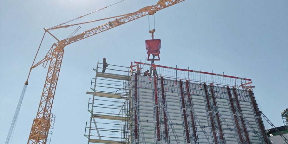 Die Zeitersparnis auf Baustellen ist notwendig und durch innovative Schalungen möglich. Foto: MEVA