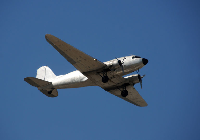 Eine Douglas DC-3 in der Luft. Bis heute sind Maschinen des Typs im Einsatz. Die Dakota ist eine Militärausführung des Typs. Foto: panthermedia.net/ icholakov01