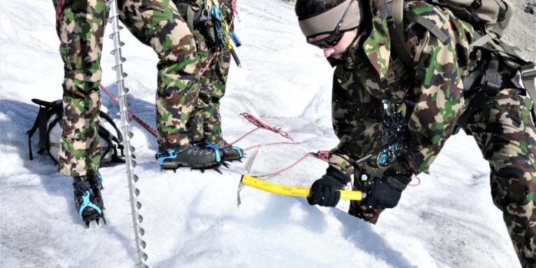 Spezialisten der Schweizer Armee an der Absturzstelle der Dakota auf dem Gauligletscher. Foto: ABC Abwehrlabor 1