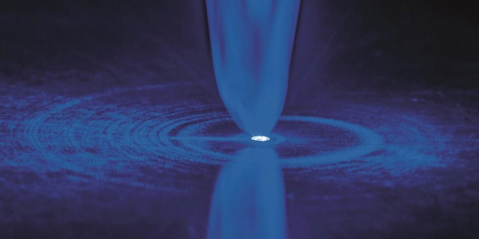 Blaue Laserstrahlung erlaubt die effiziente Bearbeitung von Kupferwerkstoffen  für die moderne Batterietechnik. Foto: Fraunhofer ILT