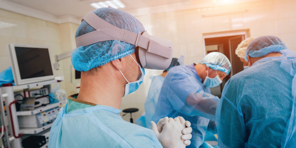 Ärzte im OP-Saal mit Augmented Reality Brille