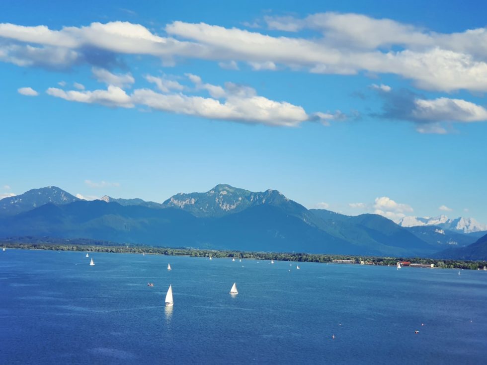 Chiemsee von oben mit Bergpanorama