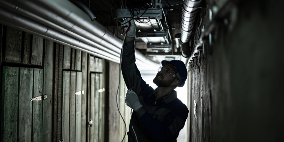 Wer sein Homeoffice im Keller einrichten möchte, sollte die Radon-Konzentration prüfen - und gegebenenfalls Rohrzuleitungen und Risse abdichten. Foto: panthermedia.net/AndreyPopov