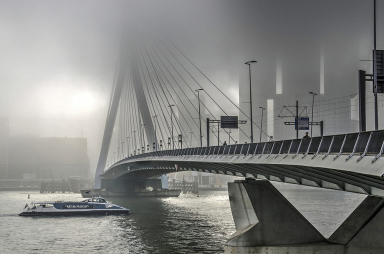 Wasserbus fährt unter Brücke