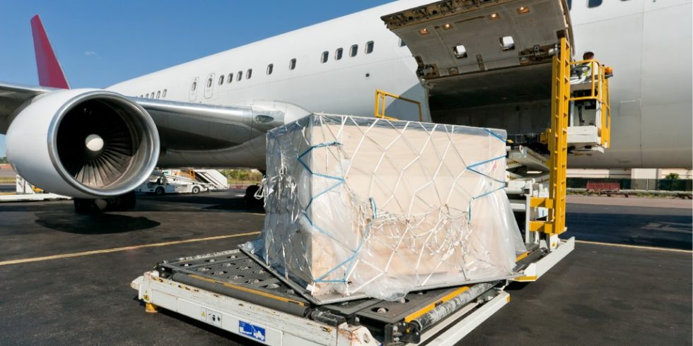 In der Luftfrachttransportkette bilden Luftfrachtabfertigungsgesellschaften das Bindeglied zwischen straßen- und flugzeuggebundenem Transport. Sie konsolidieren die aufkommende Fracht und bereiten diese auf den Weitertransport per Lkw bzw. Flugzeug vor. Foto: panthermedia.net/pierivb