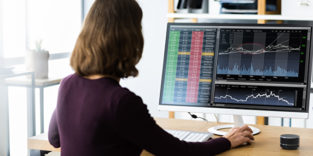 Finanzbroker vor Bildschirm