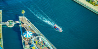 Wasserbus von oben auf Fluss