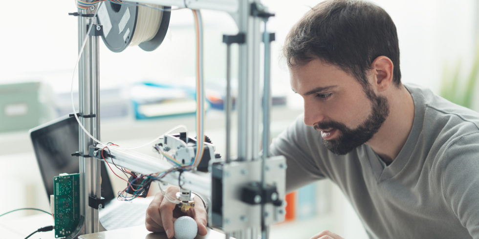 Konstrukteur mit 3D-Drucker im Labor