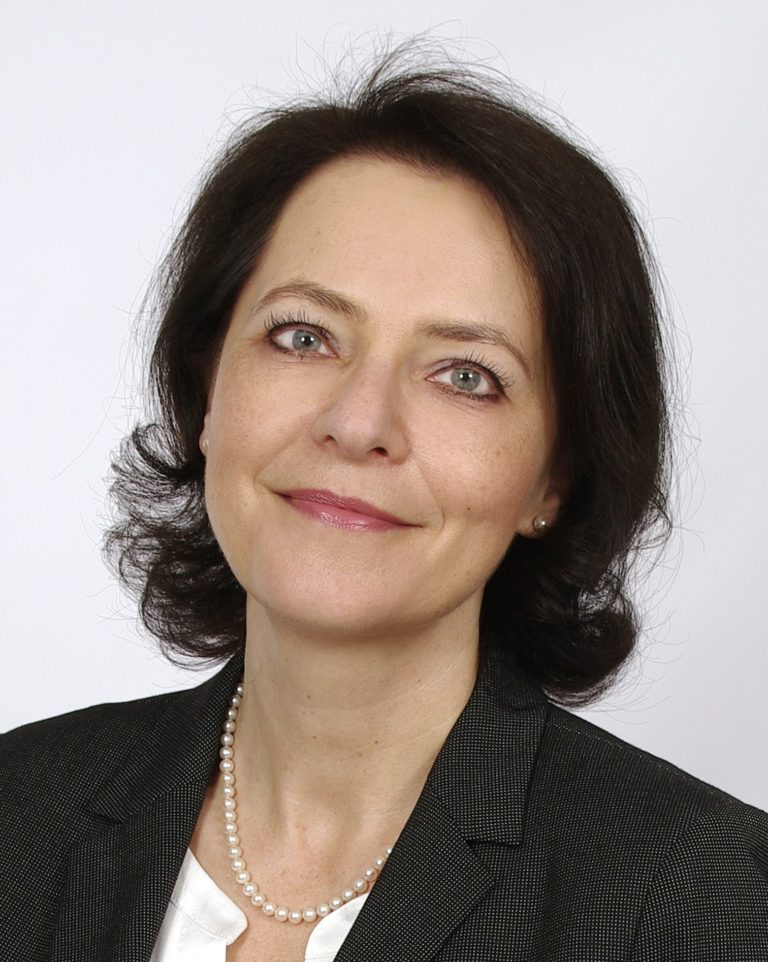 Prof. Dr. Christiane Weiland leitet den Studiengang Bank an der Dualen Hochschule Baden-Württemberg in Karlsruhe und ist Sprecherin des Center for Finance CfF an der DHBW. Sie ist Mitglied des Aufsichtsrats und Vorsitzende des Prüfungsausschusses der Deutschen Investitions- und Entwicklungsgesellschaft DEG sowie Research Fellow der Digital Euro Association DEA. Christiane Weiland studierte Betriebswirtschaftslehre an der Fachhochschule der Deutschen Bundesbank und Volkswirtschaftslehre an der Goethe-Universität in Frankfurt am Main. Christiane Weilands aktuelle Forschungsschwerpunkte liegen in der anreizkompatiblen Regulierung der Finanzmärkte, der digitalen Transformation im Finanzwesen und der Entwicklungsfinanzierung. Foto: privat