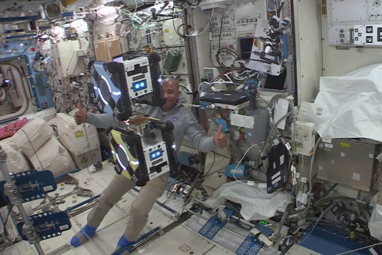 US-Astronaut Victor Glover beim erfolgreichen Andocken von zwei Astrobees auf der ISS. Foto: IRAS/TU Braunschweig