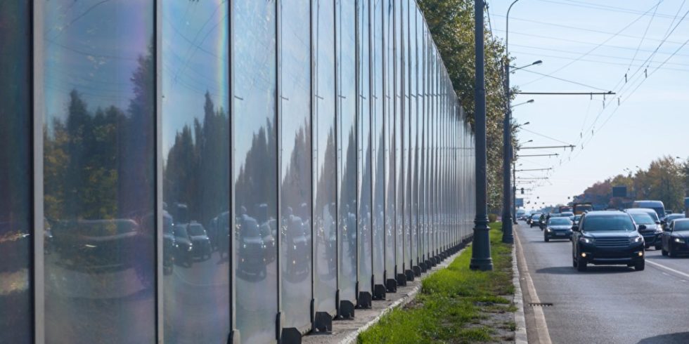 Verkehrslärm kann duch Lärmschutzmaßnahmen wie z.B. diese Lärmschutzwand verhindert werden. Foto: PantherMedia/wastesoul