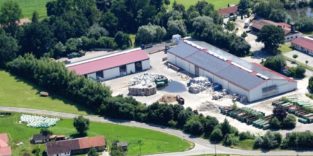 Luftaufnahme eines Unternehmens mit Photovoltaikanlage.