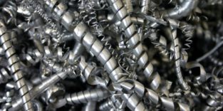 Metallspäne werden bei der Verarbeitung mit Kühlschmiermitteln und -stoffen versetzt. Schmiermittel und Metallspäne lassen sich bei sachgerechter Entsorgung wieder verwenden.