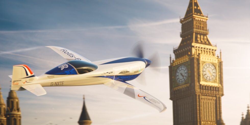 Montage Elektroflugzeug vor Big Ben