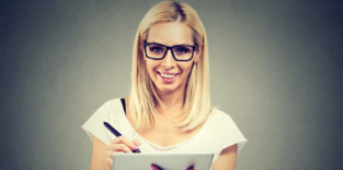 Frau tippt auf Tablet