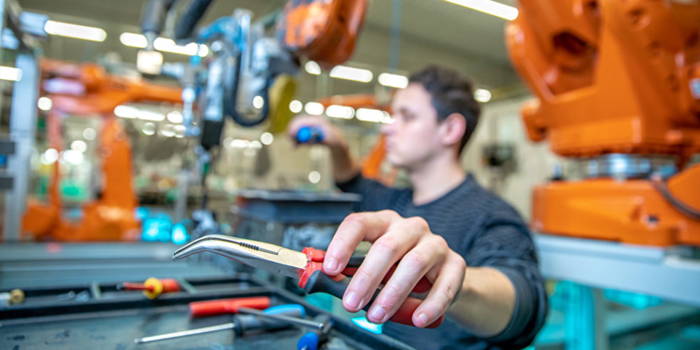 Jobs in der Autoindustrie: Fachkräfte sind gefragt - allerdings sind einer Studie zufolge viele Jobs für Praktikanten. Foto: Panthermedia.net/Edophoto