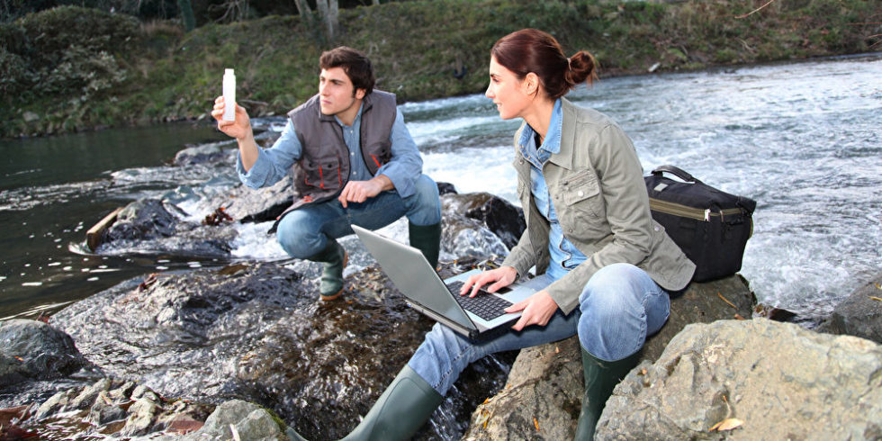 Umweltingenieur und Umweltingenieurin am Fluss