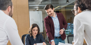 Kollegen und Kollegin im Unternehmen