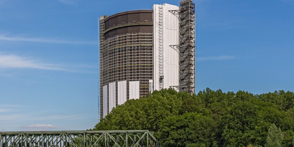 In den nächsten sechs Wochen wird das Gerüst am Gasometer zurück gebaut - die Sanierung ist abgeschlossen. Foto: PERI Deutschland