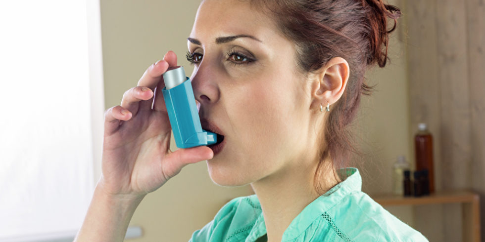 Das Asthmaspray Budenosid hilft laut Studien bei Corona-Patienten vorbeugend gegen schwere Krankheitsverläufe. Foto: panthermedia.net/Wavebreakmedia 