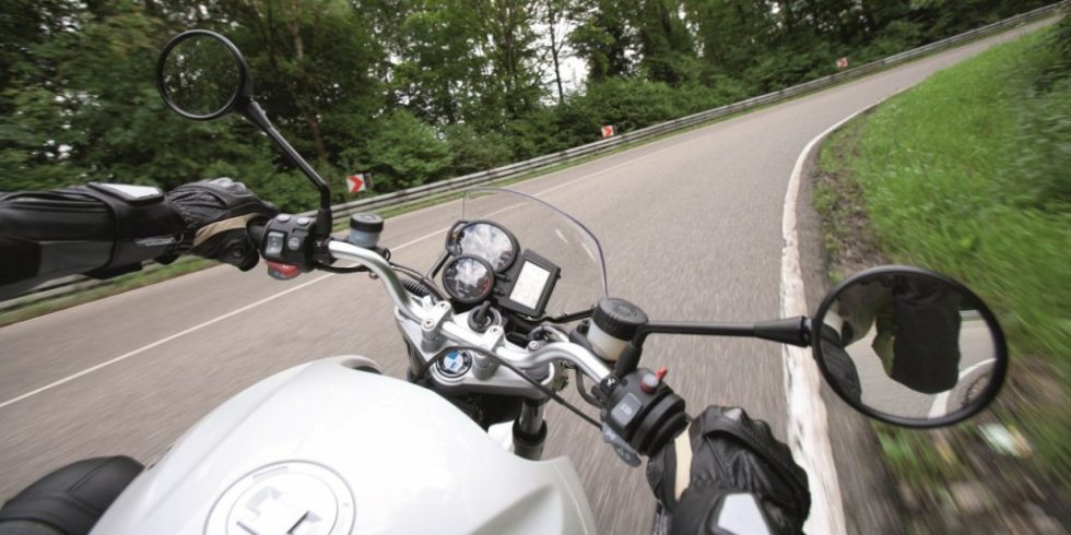 Vor dem Start in die Motorrad-Saison empfiehlt die Dekra, die Technik des Fahrzeugs aber auch das Mindset des Fahrers zu prüfen. Quelle: Dekra