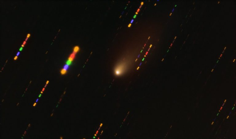 Die Aufnahme des FORS2-Instrument am Very Large Telescope der ESO zeigt, wie Borisov Ende 2019 an der Sonne vorbeizog. Foto: ESO/O. Hainaut