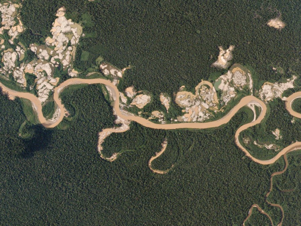 Illegale Goldmine in Peru von oben