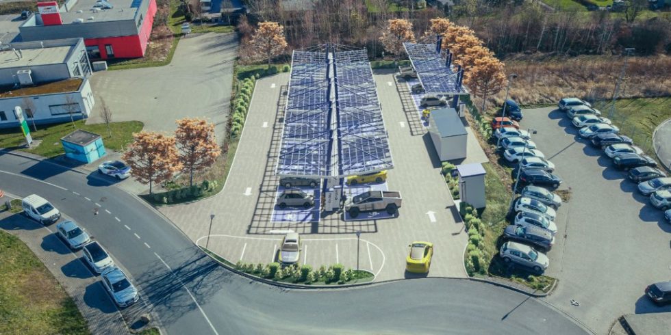 Am Kamener Kreuz baut EnBW Europas größten Schnellladepark. Ende des Jahres können dort über 50 Autos gleichzeitig schnellladen. Bild: EnBW