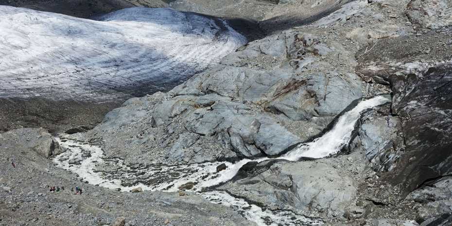 Ein tosender Schmelzwasserbach verbindet die noch vor wenigen Jahren zusammenhängenden Morteratsch-​ und Pers-​Gletscher (r.), Engadin, Schweiz.